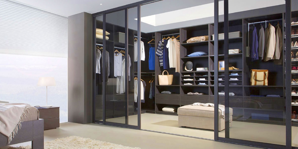 Een walk-in closet. Alsof er een rode loper voor u wordt uitgelegd.