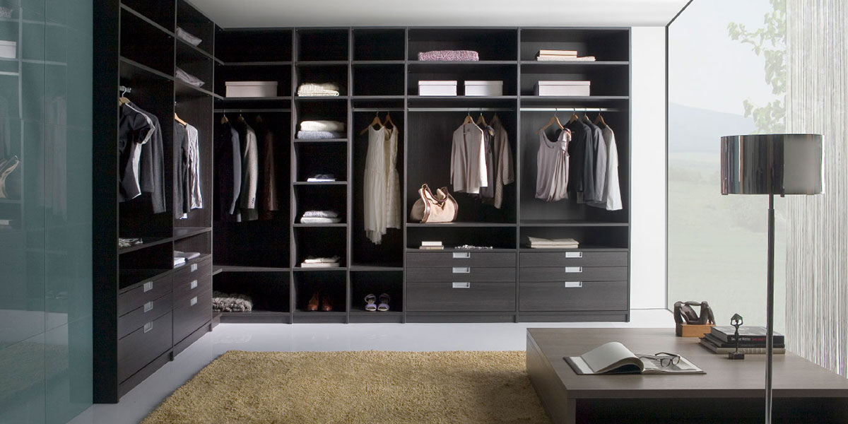Een walk-in closet. Alsof er een rode loper voor u wordt uitgelegd.